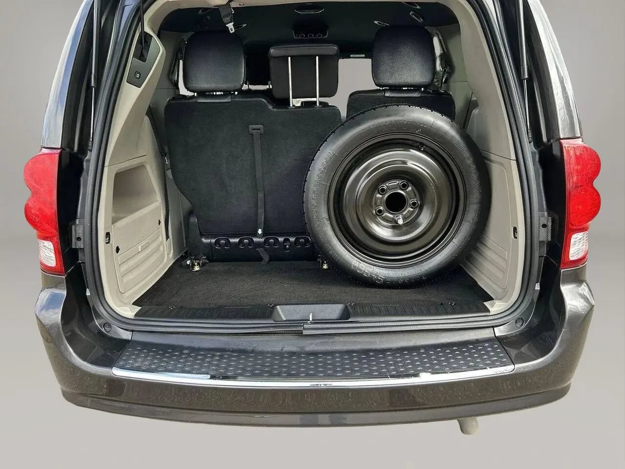 Used 2018 Dodge Grand Caravan SXT FWD image 24