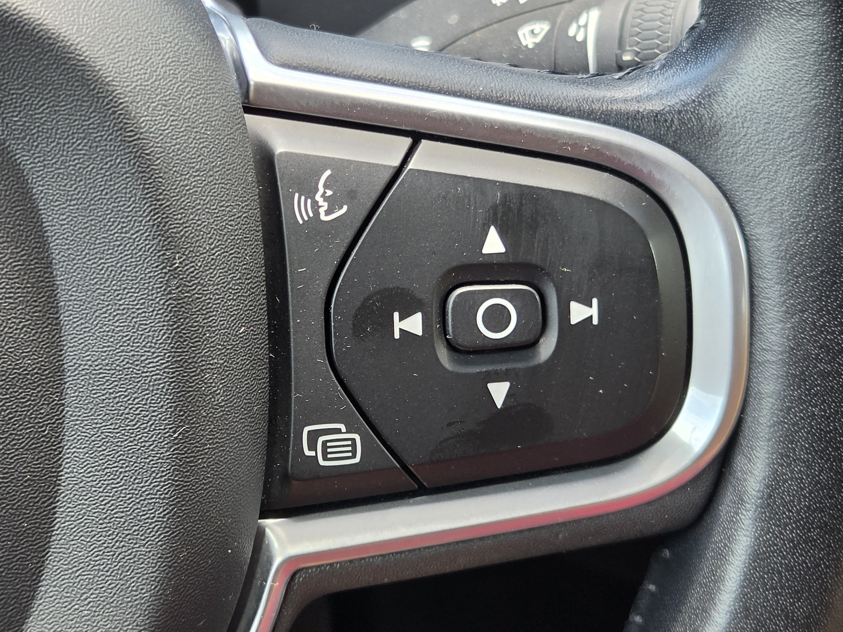 Used 2020 Volvo XC60 T5 Momentum FWD image 26