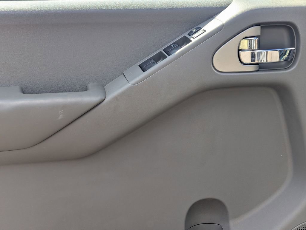 Used 2013 Nissan Frontier SV image 12