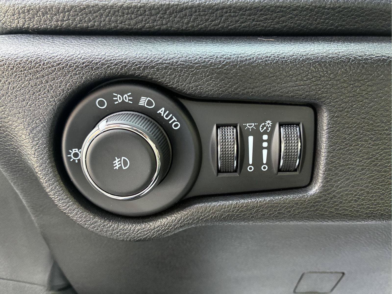 Used 2024 Chrysler Pacifica Premium FWD image 27