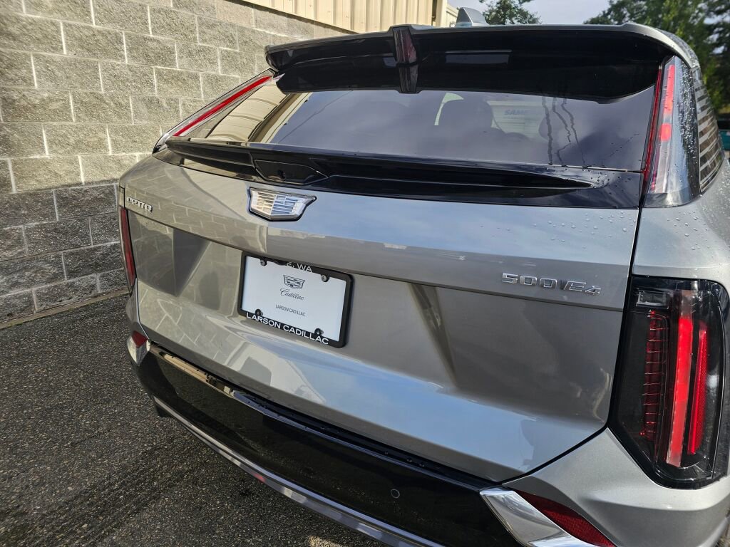 New 2026 Cadillac Optiq Luxury 2 image 18