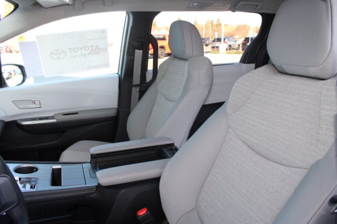 New 2026 Toyota Sienna LE FWD image 12