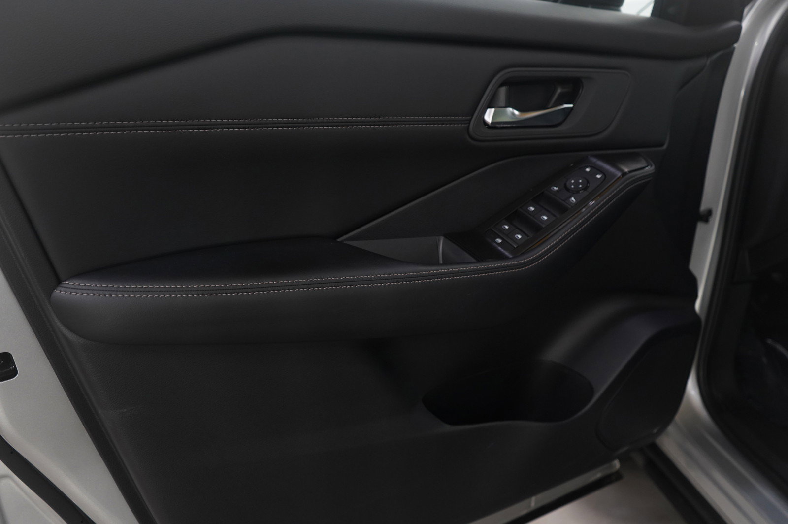 Used 2024 Nissan Rogue SV w/ SV Premium Package image 22