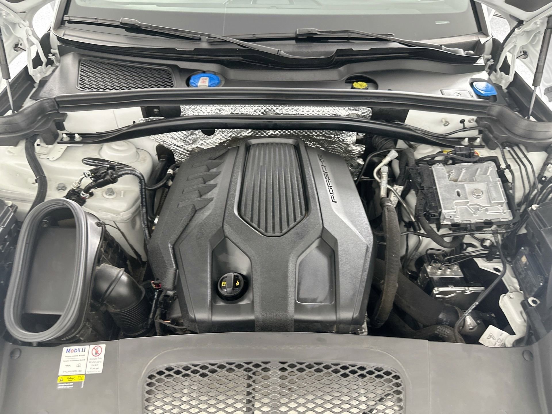 Certified 2022 Porsche Macan image 37