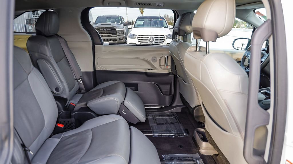 Used 2023 Toyota Sienna Limited image 19