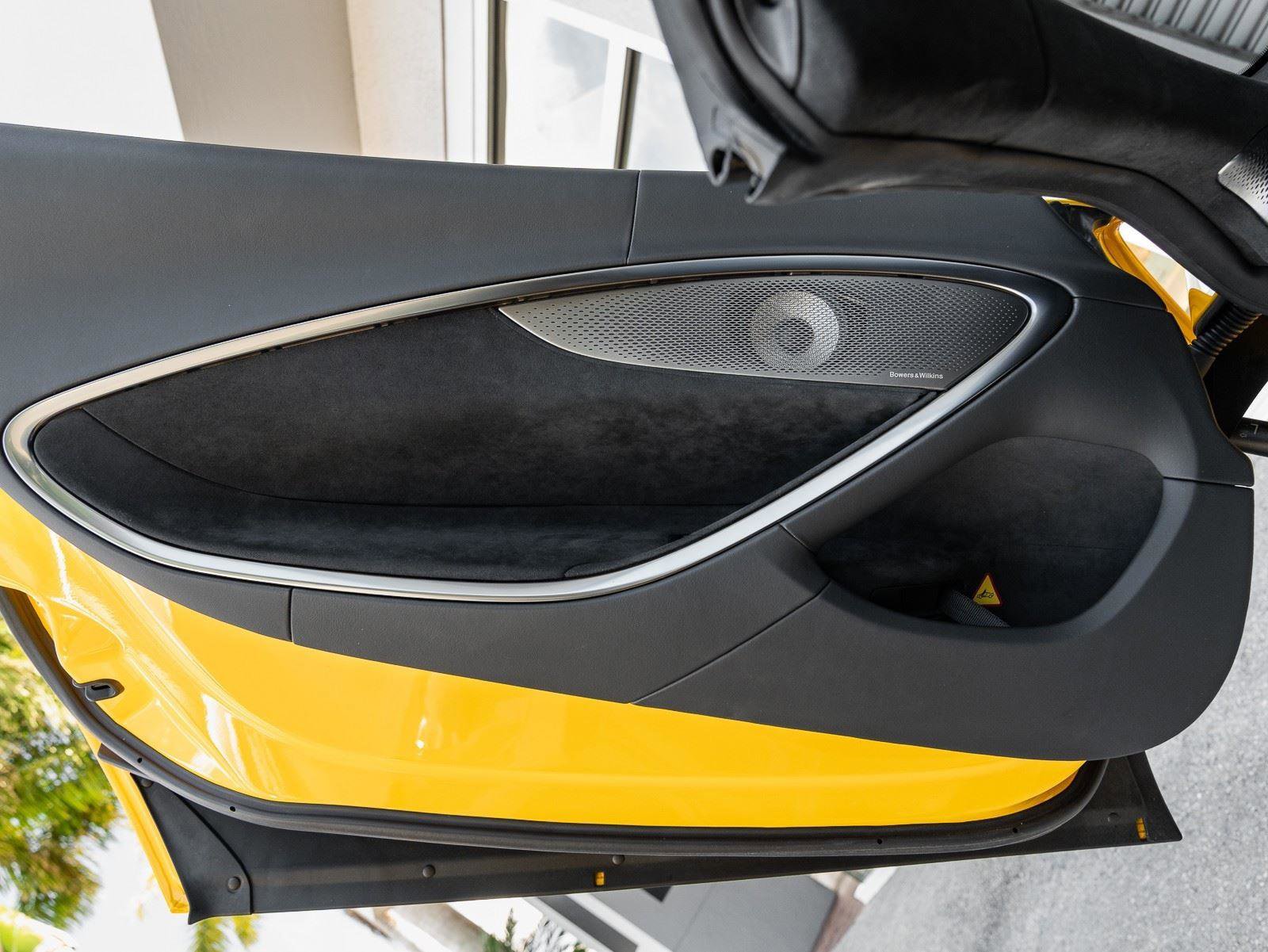 Used 2025 McLaren Artura Spider image 21