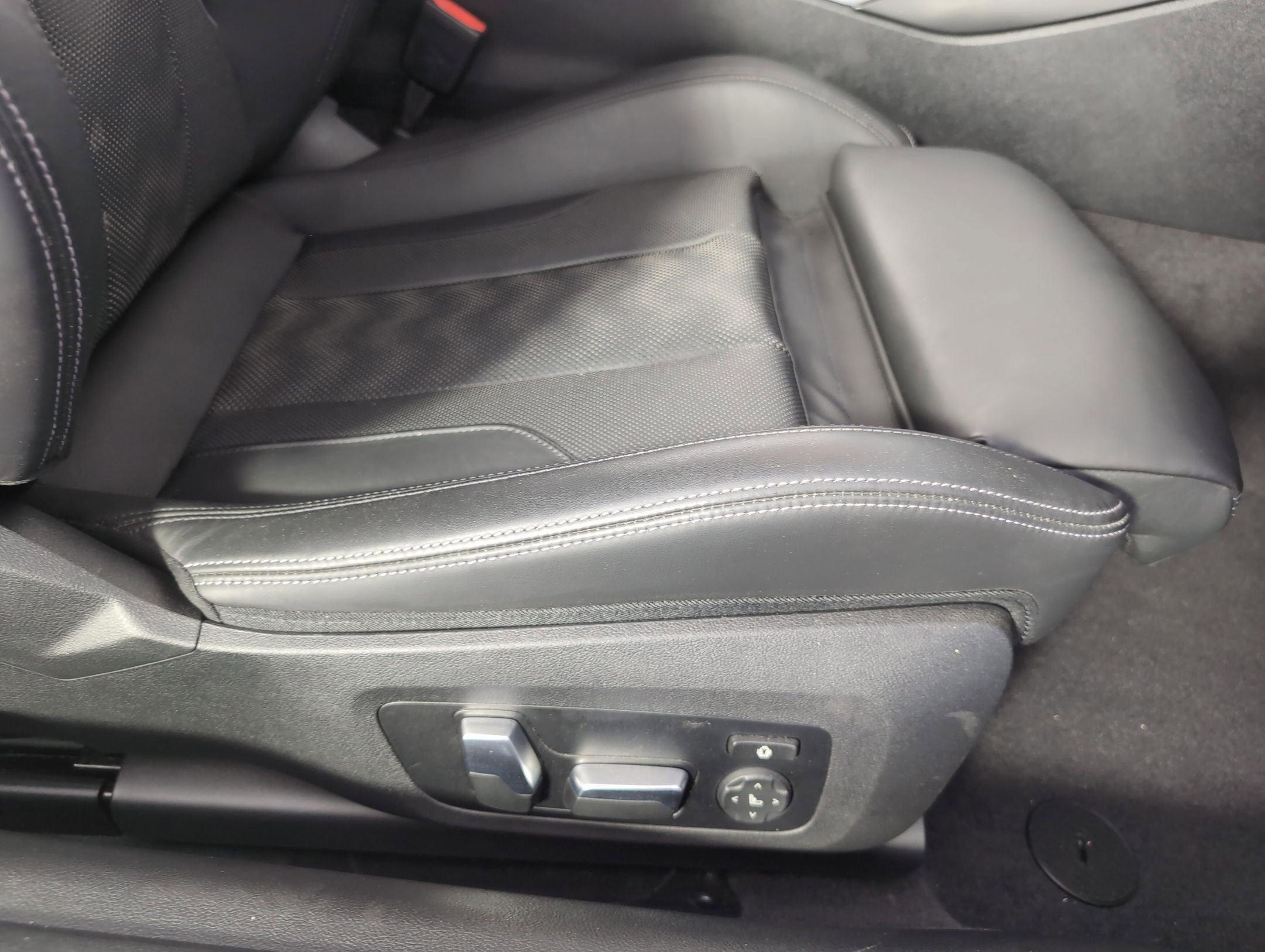 Used 2024 BMW M4 Competition w/ M Carbon Exterior Package image 31