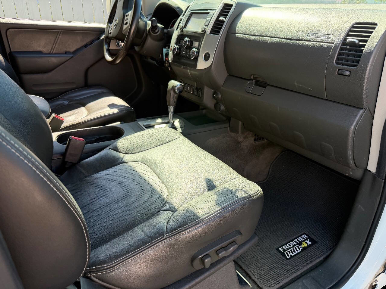 Used 2017 Nissan Frontier PRO-4X image 11
