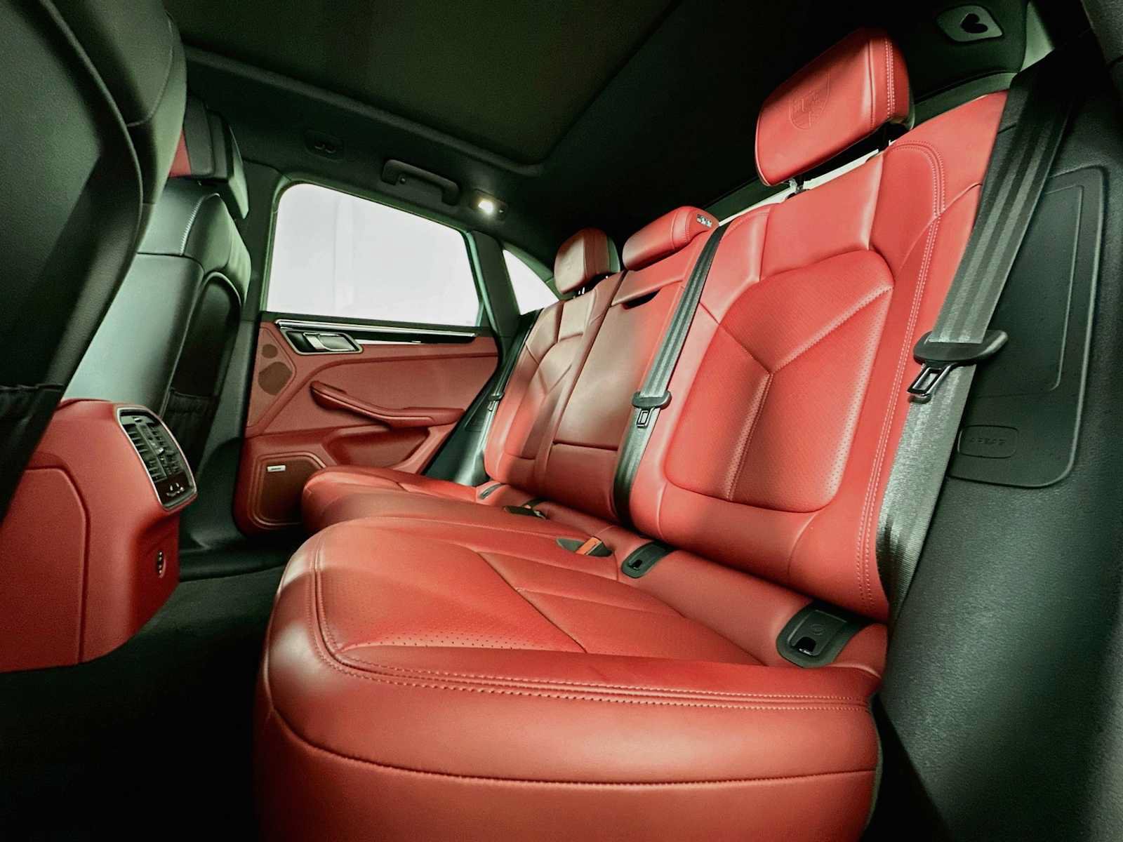 Certified 2026 Porsche Macan AWD/4WD image 23