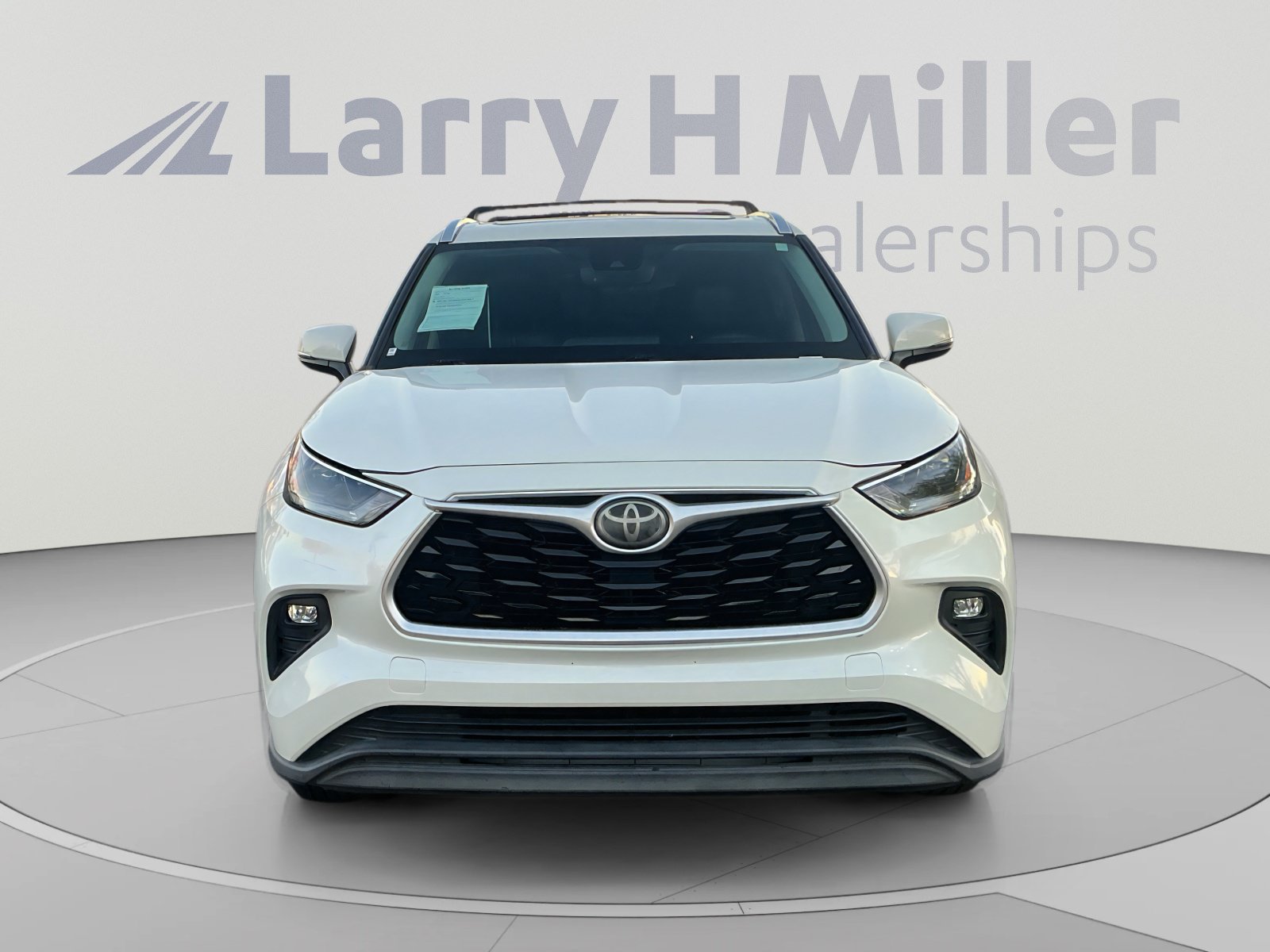 Used 2021 Toyota Highlander XLE AWD/4WD image 8