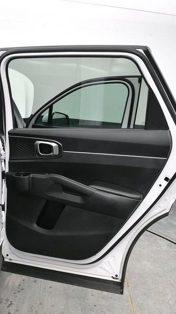 Used 2023 Kia Sorento LX AWD/4WD image 11