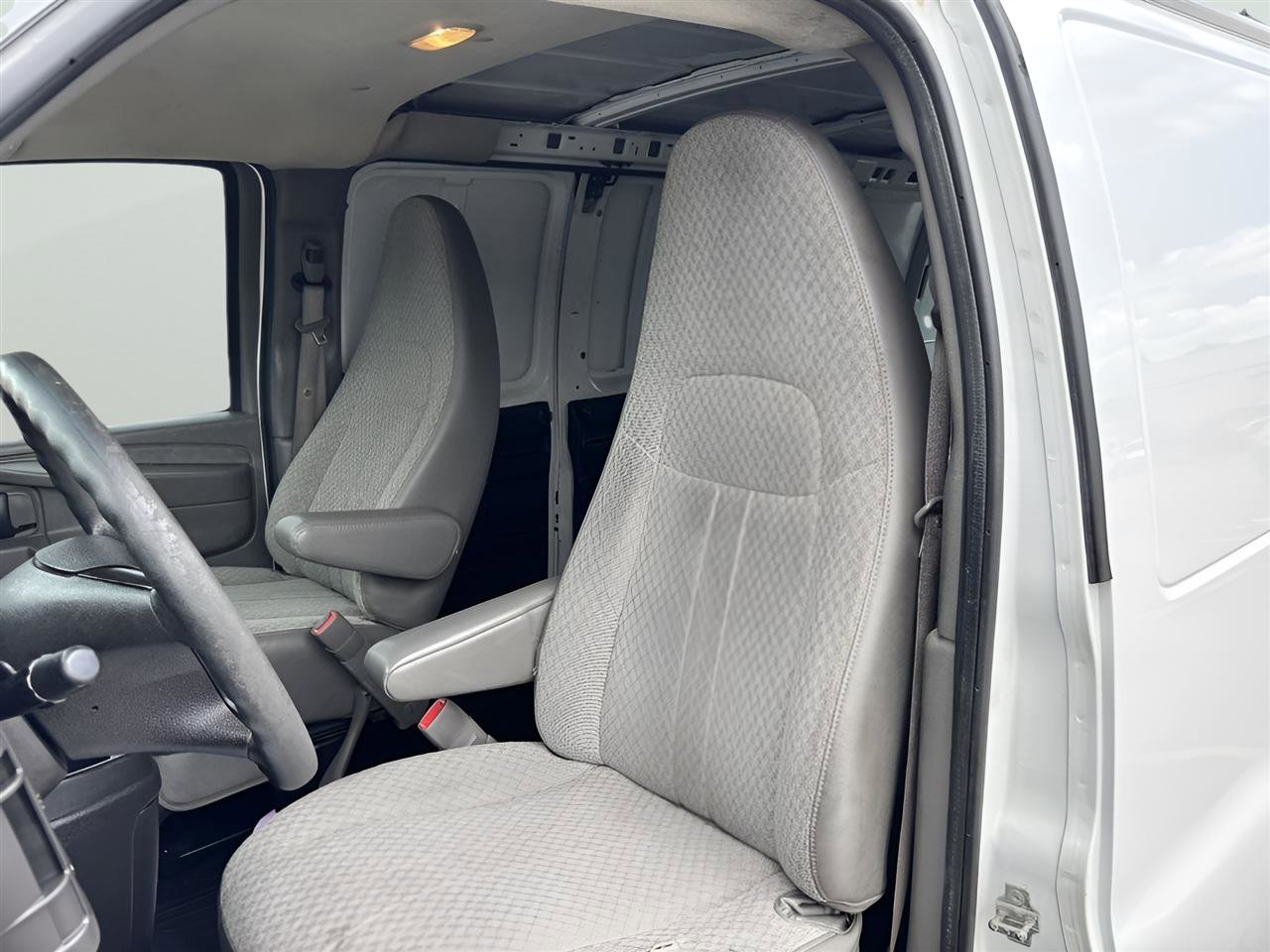 Used 2010 Chevrolet Express 2500 Extended image 12