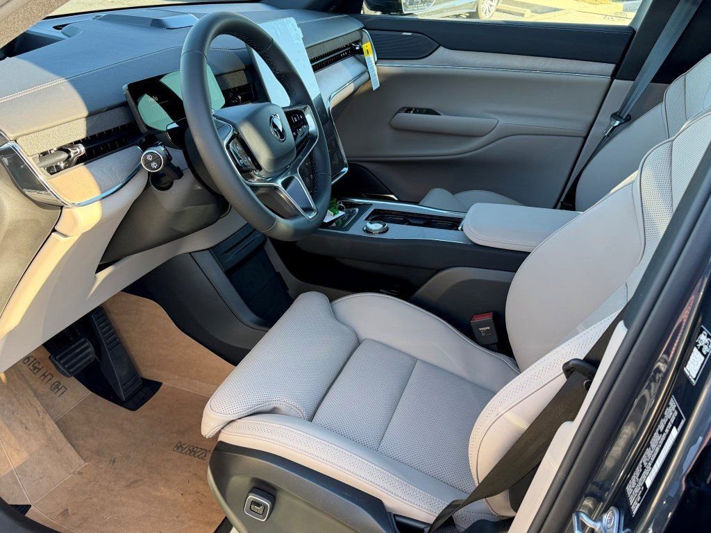 New 2025 Volvo EX90 Ultra w/ Protection Package Premier image 18