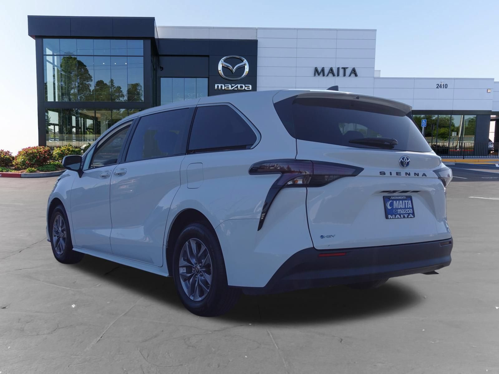 Used 2025 Toyota Sienna LE FWD image 5