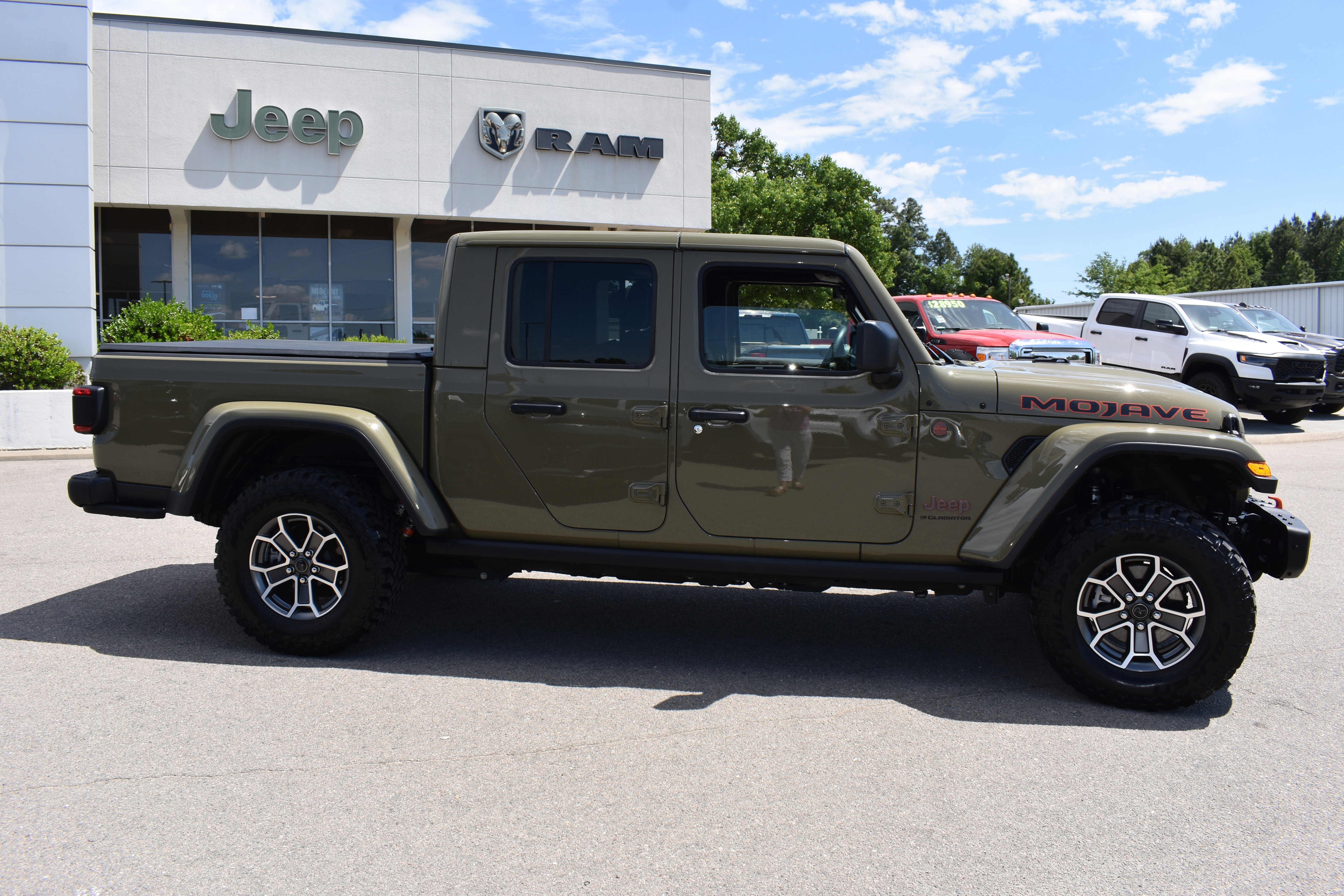 Used 2025 Jeep Gladiator Mojave image 10