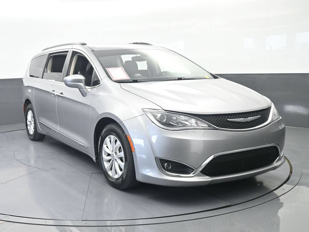 Used 2017 Chrysler Pacifica Touring-L FWD image 9