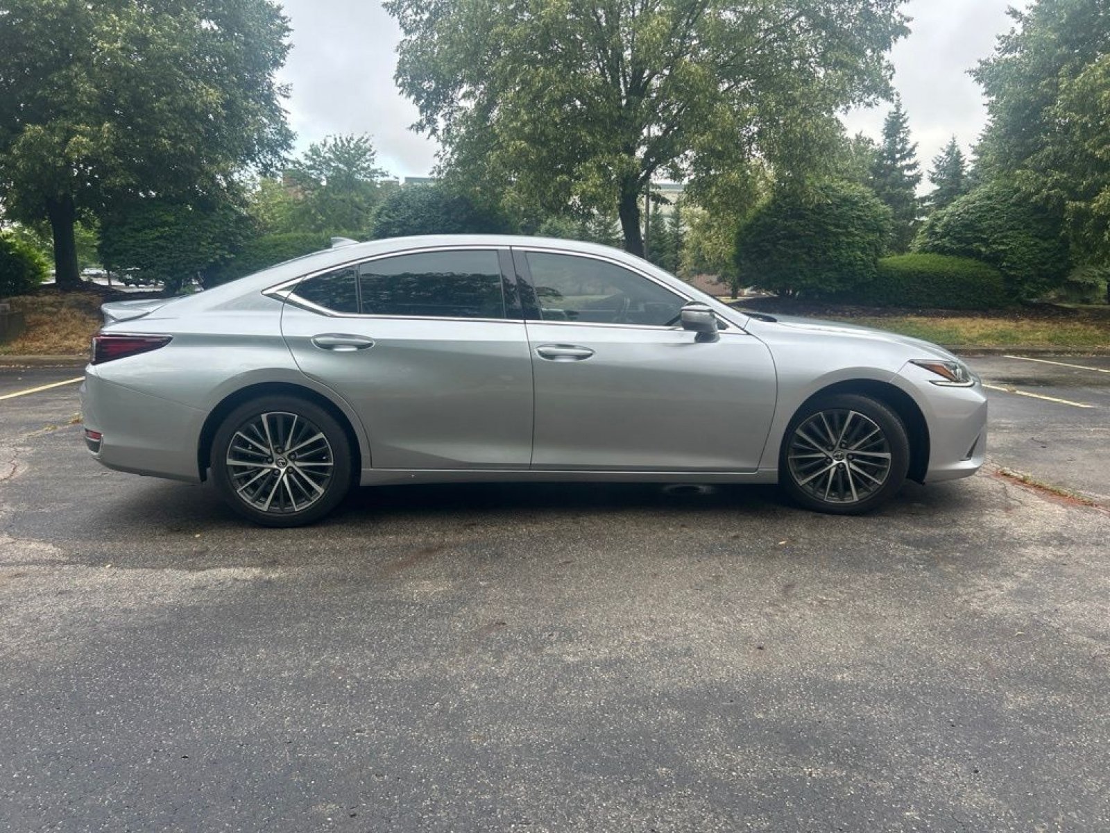 Used 2022 Lexus ES 250 w/ Premium Package AWD/4WD image 4