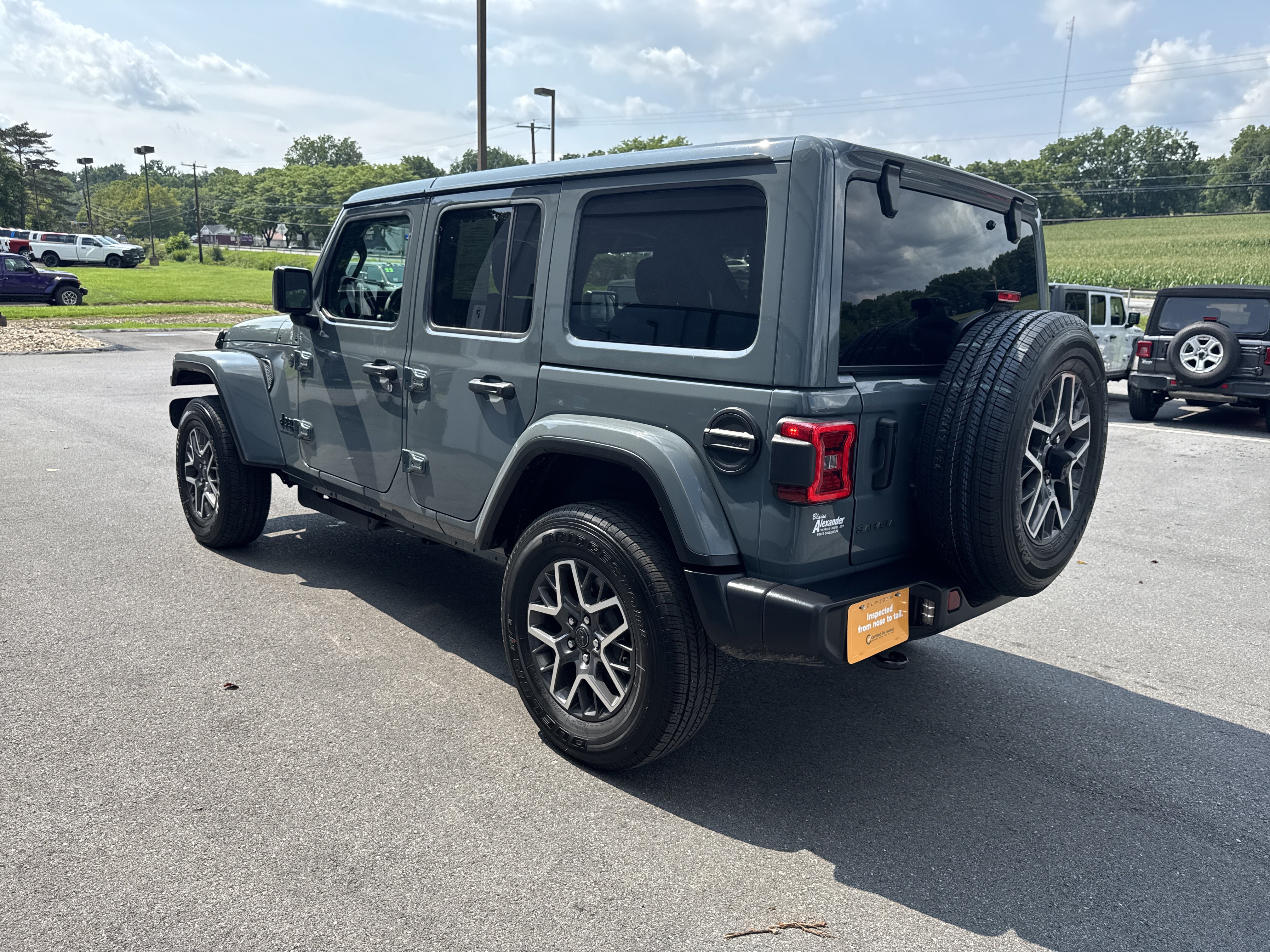 Used 2026 Jeep Wrangler Unlimited Sahara AWD/4WD image 6