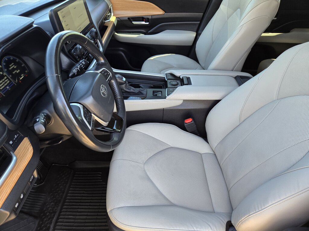 Used 2024 Toyota Grand Highlander AWD image 8