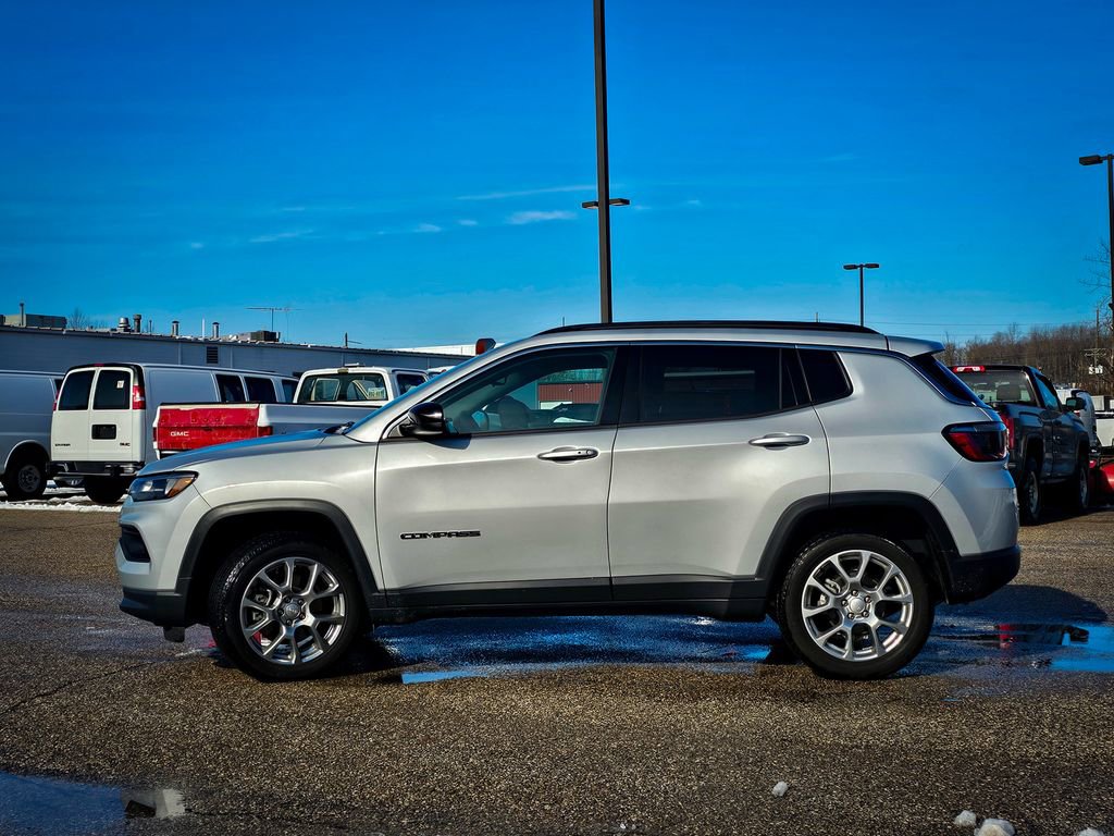 Used 2024 Jeep Compass Latitude image 6