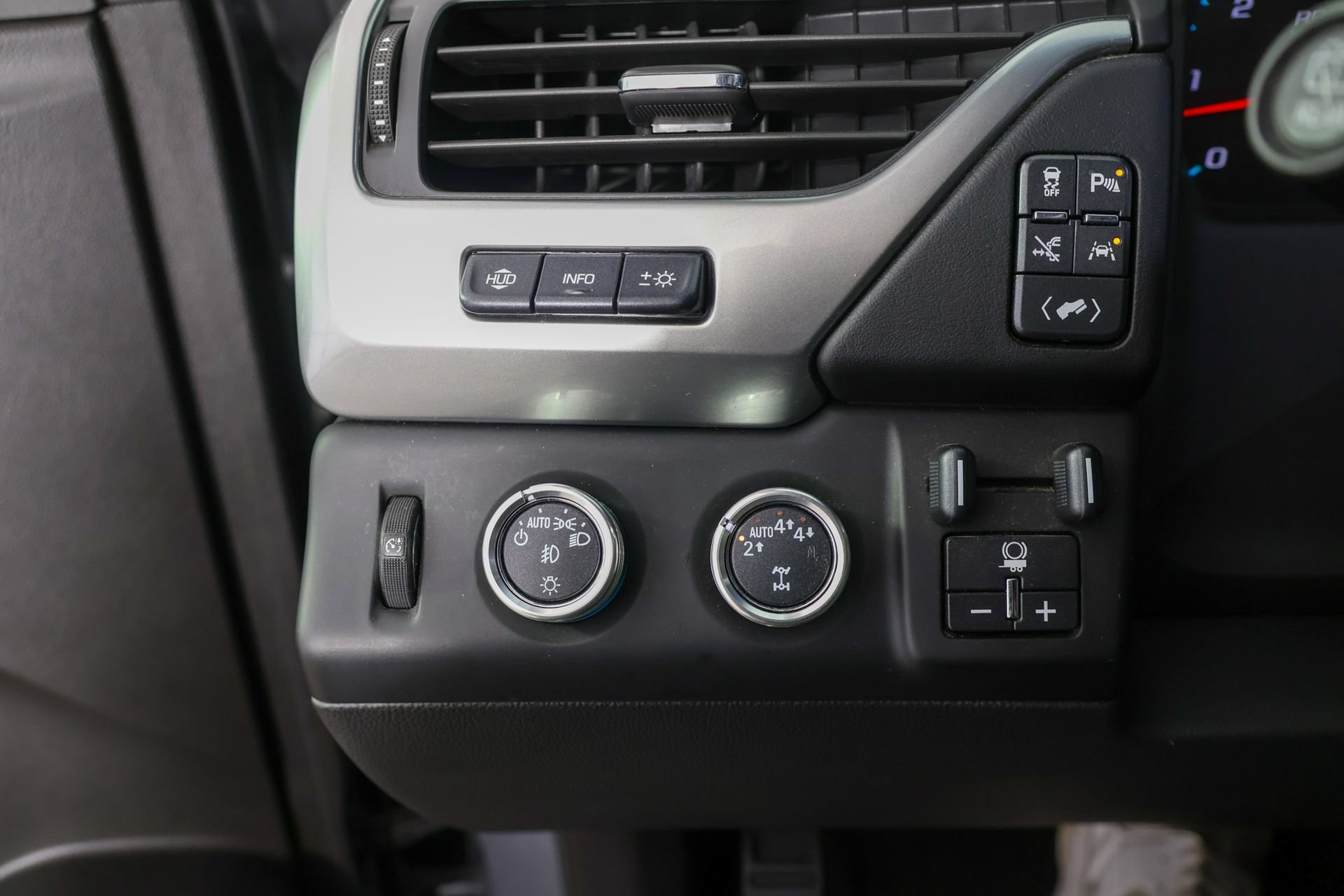 Used 2018 Chevrolet Suburban Premier AWD/4WD image 23