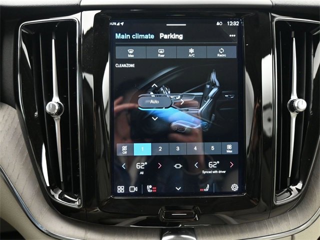Used 2023 Volvo XC60 B5 Plus image 28