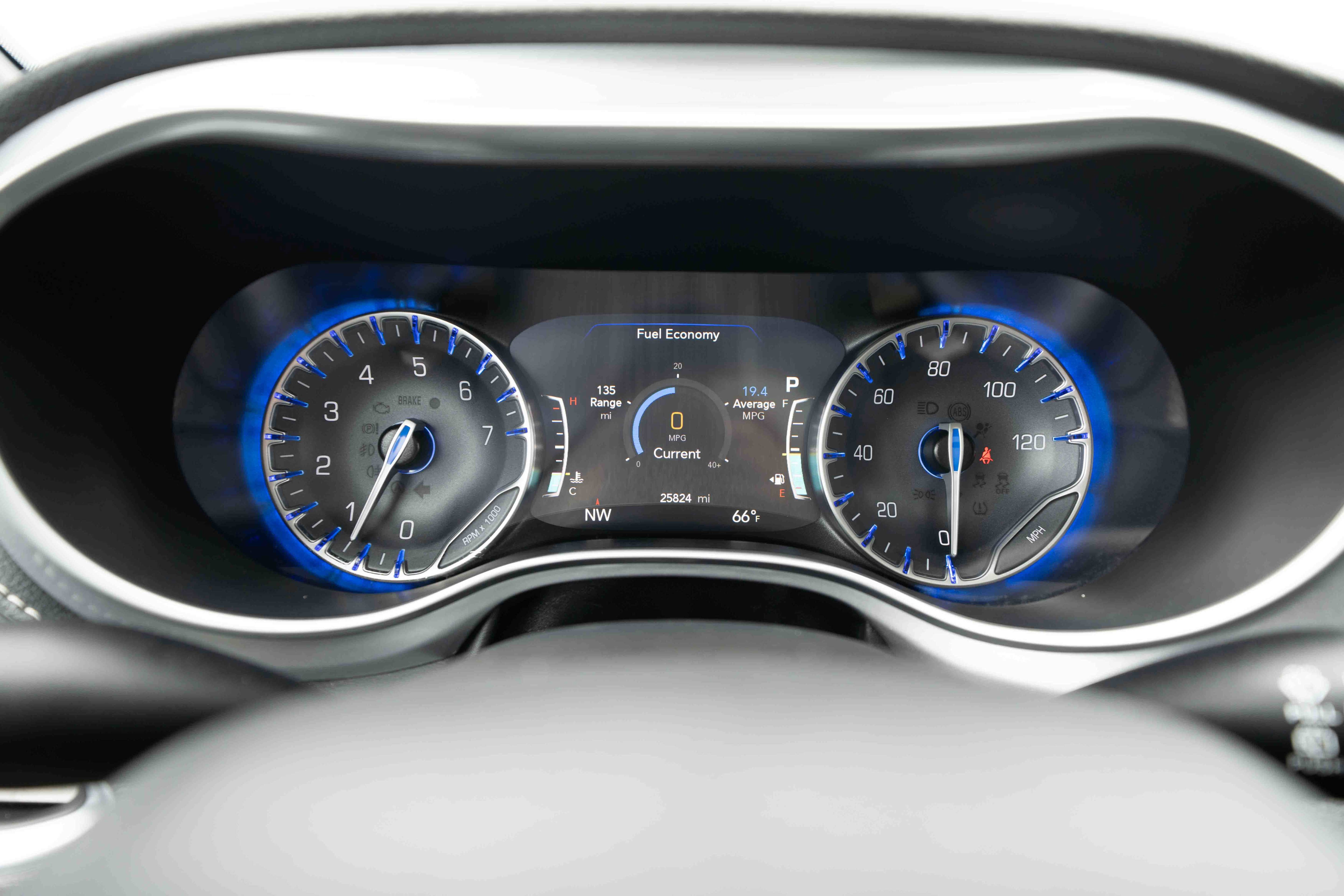Used 2025 Chrysler Pacifica Limited FWD image 16