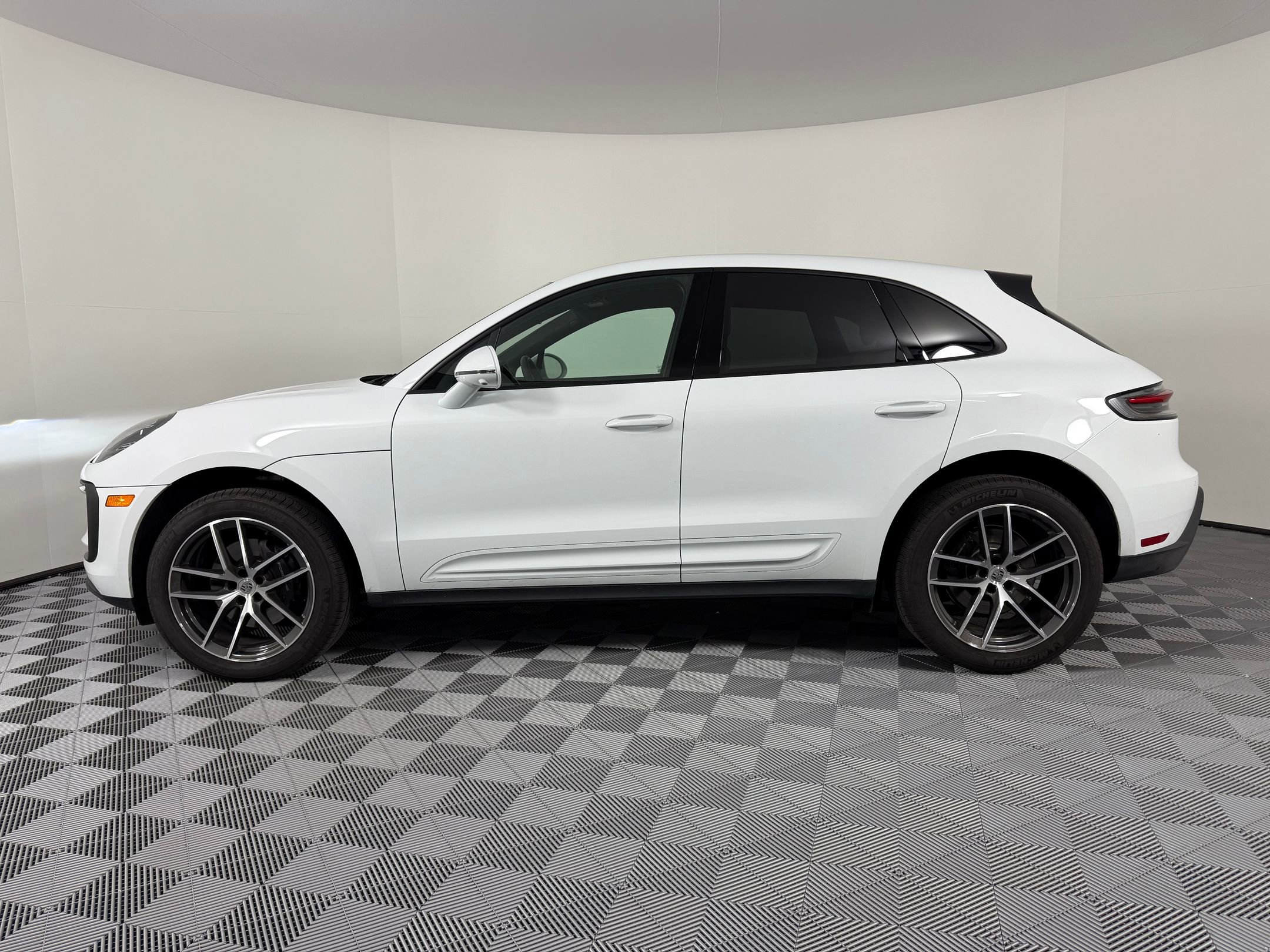 New 2025 Porsche Macan image 2