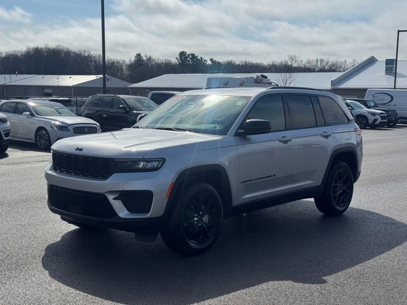 Used 2025 Jeep Grand Cherokee Altitude image 7