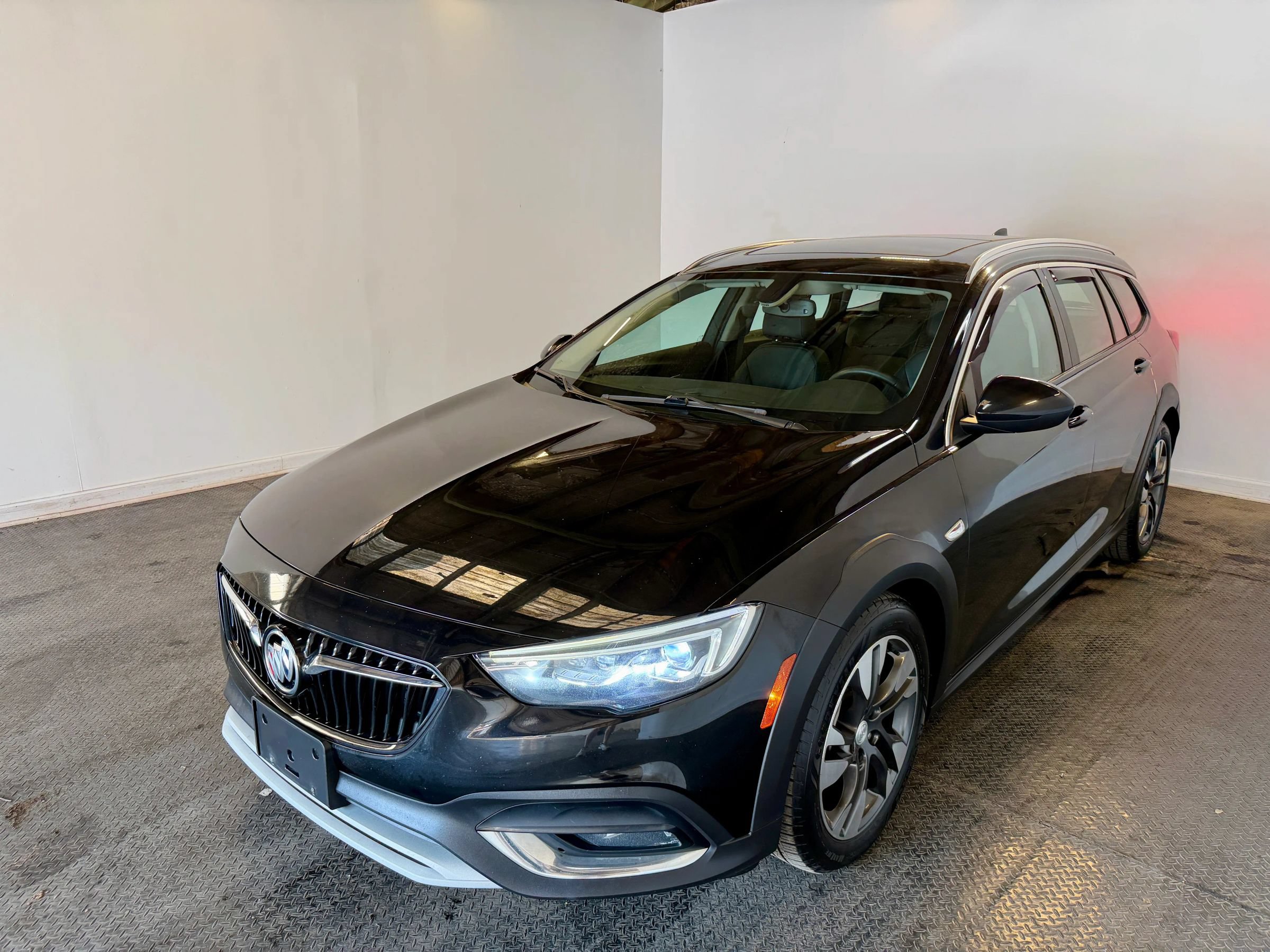Used 2018 Buick Regal Essence w/ Driver Confidence Package #1 AWD/4WD image 4