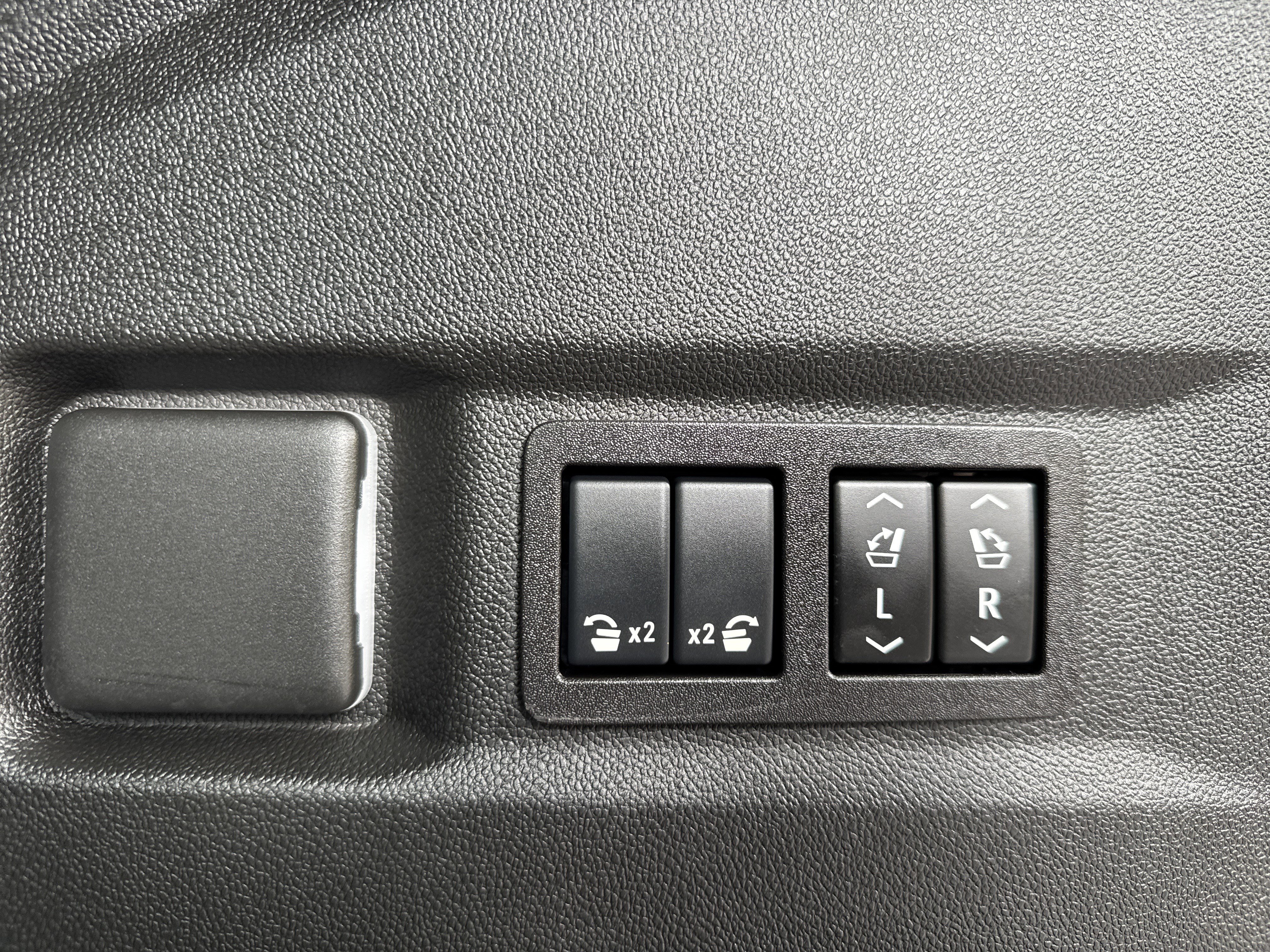 Used 2025 GMC Yukon AT4 w/ AT4 Premium Package image 36