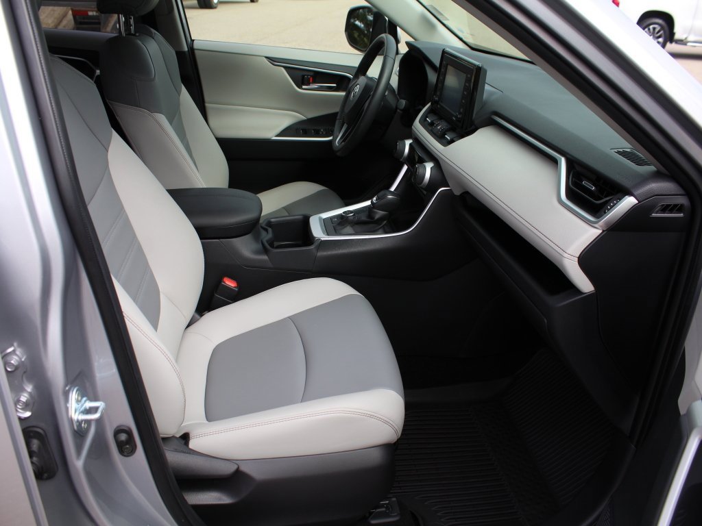 Used 2022 Toyota RAV4 XLE Premium image 13