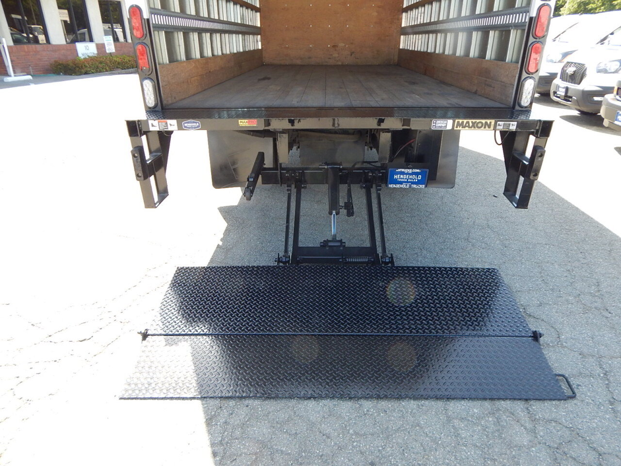 Used 2021 Isuzu NPR RWD image 4