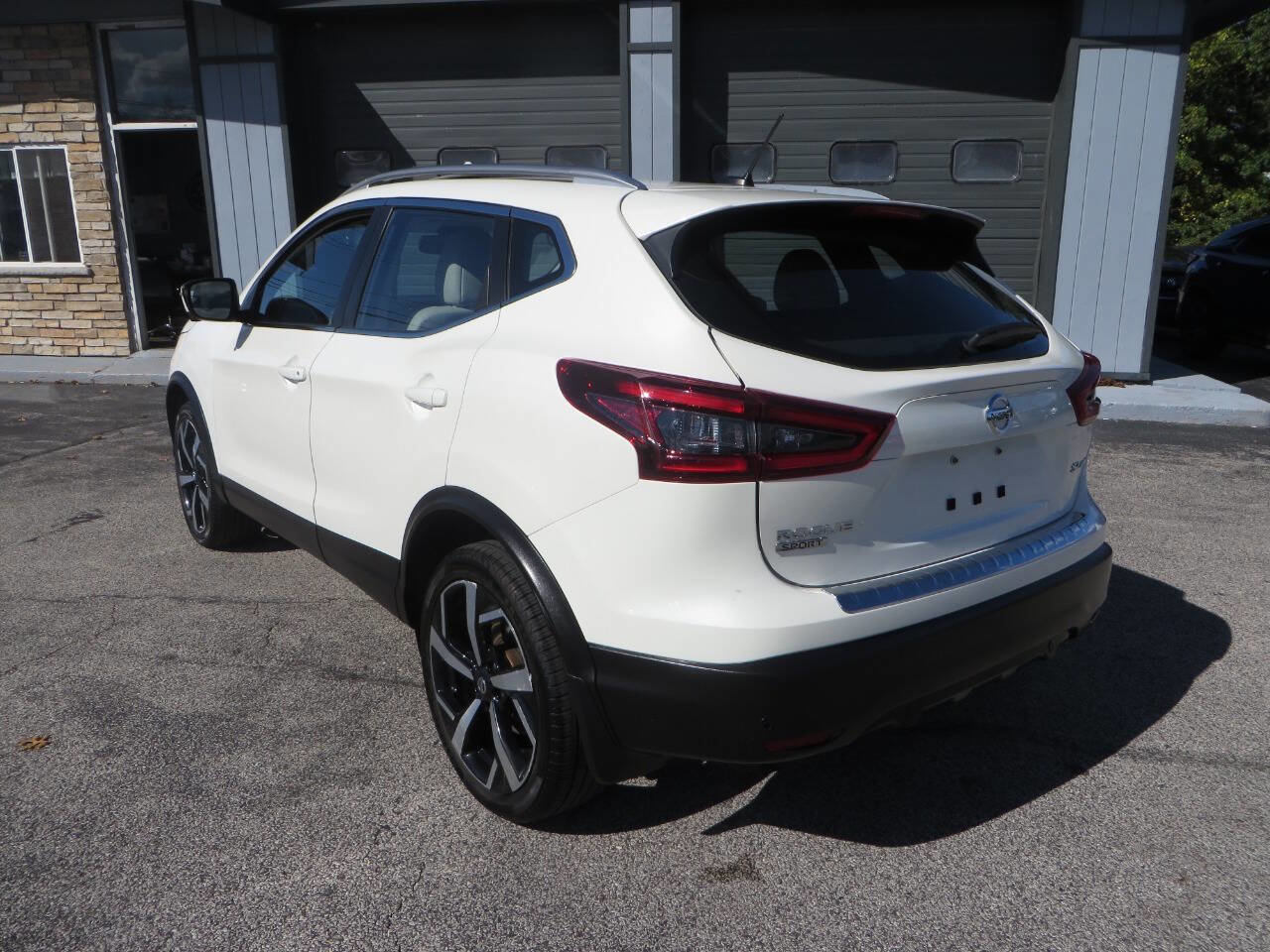 Used 2022 Nissan Rogue Sport SL w/ Premium Package image 2