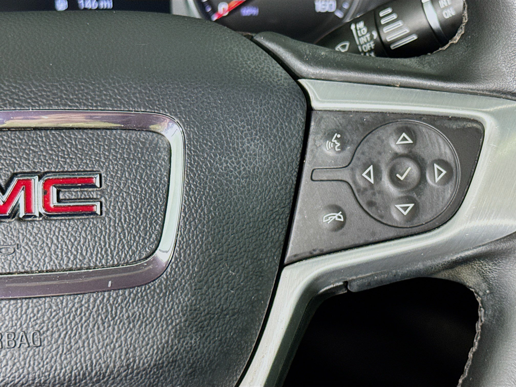 Used 2023 GMC Acadia SLT w/ Elevation Edition FWD image 13