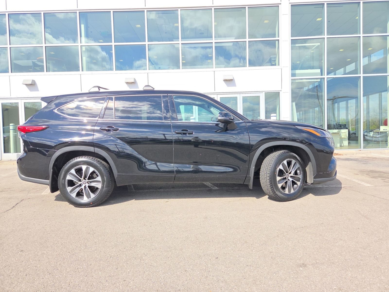 Used 2022 Toyota Highlander XLE image 3