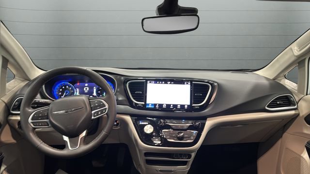 Used 2024 Chrysler Pacifica Touring-L image 9