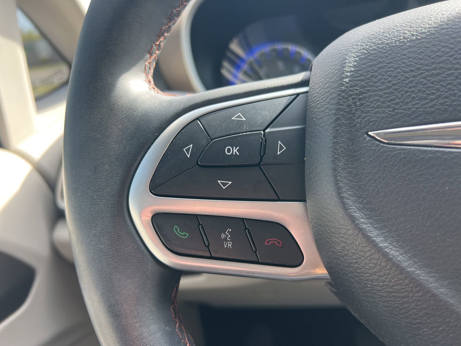 Used 2017 Chrysler Pacifica Touring-L w/ Tire & Wheel Group image 27