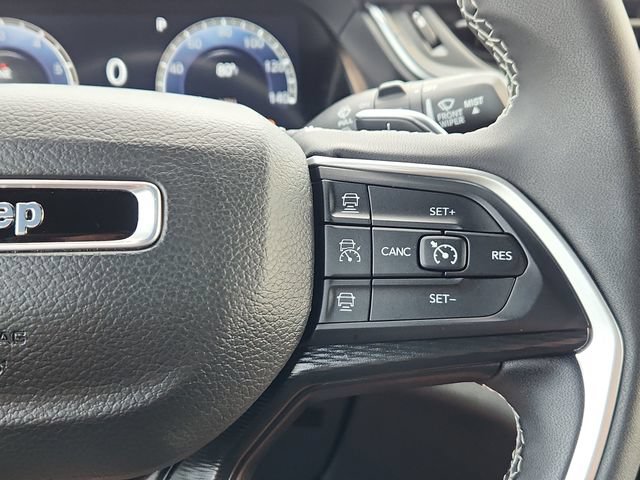 Used 2025 Jeep Grand Cherokee Laredo AWD/4WD image 36