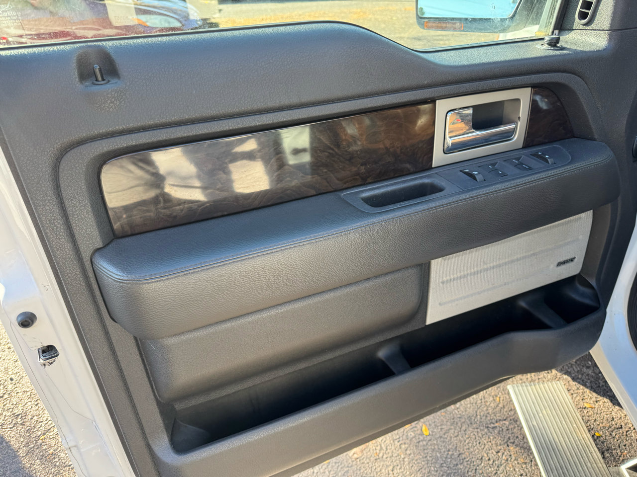 Used 2014 Ford F150 Platinum image 9