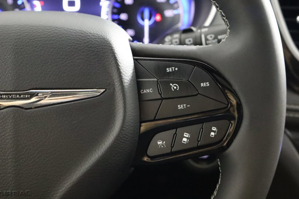 Used 2025 Chrysler Pacifica Limited FWD image 27