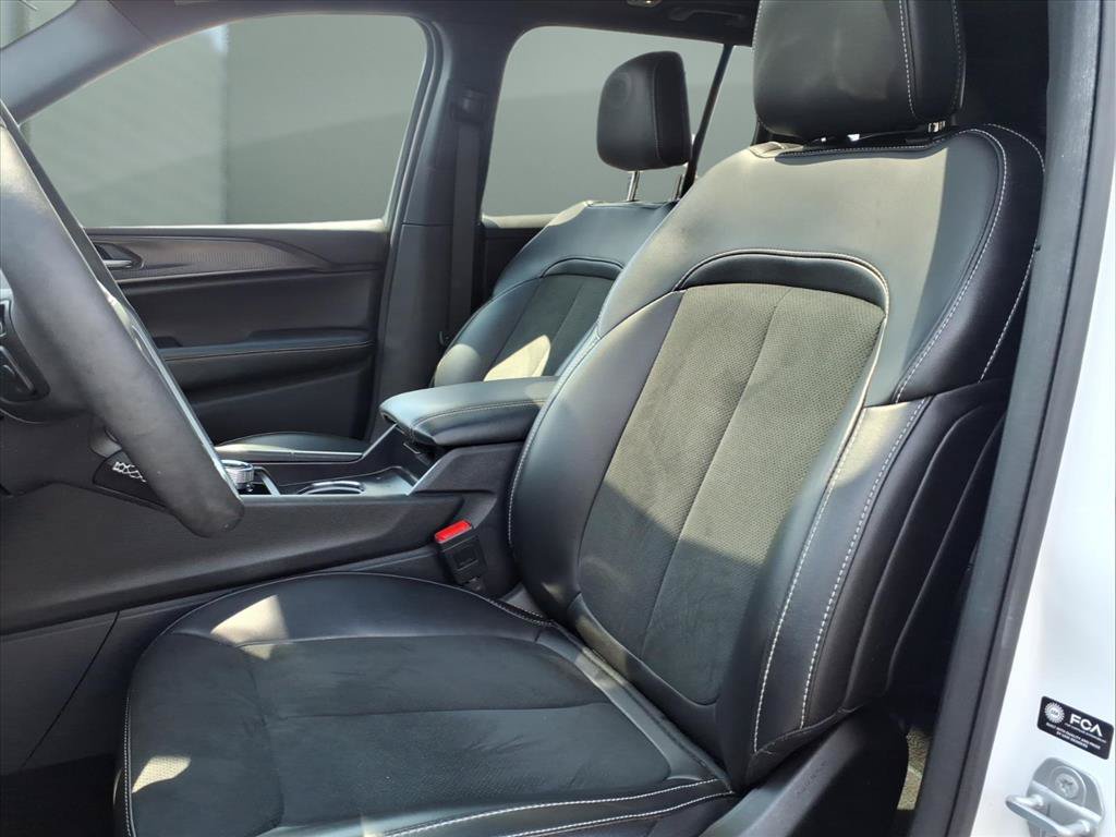 Certified 2025 Jeep Grand Cherokee Altitude AWD/4WD image 16