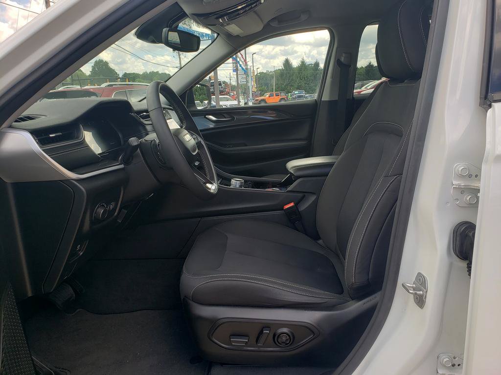 Certified 2023 Jeep Grand Cherokee Laredo w/ Luxury Tech Group I AWD/4WD image 10