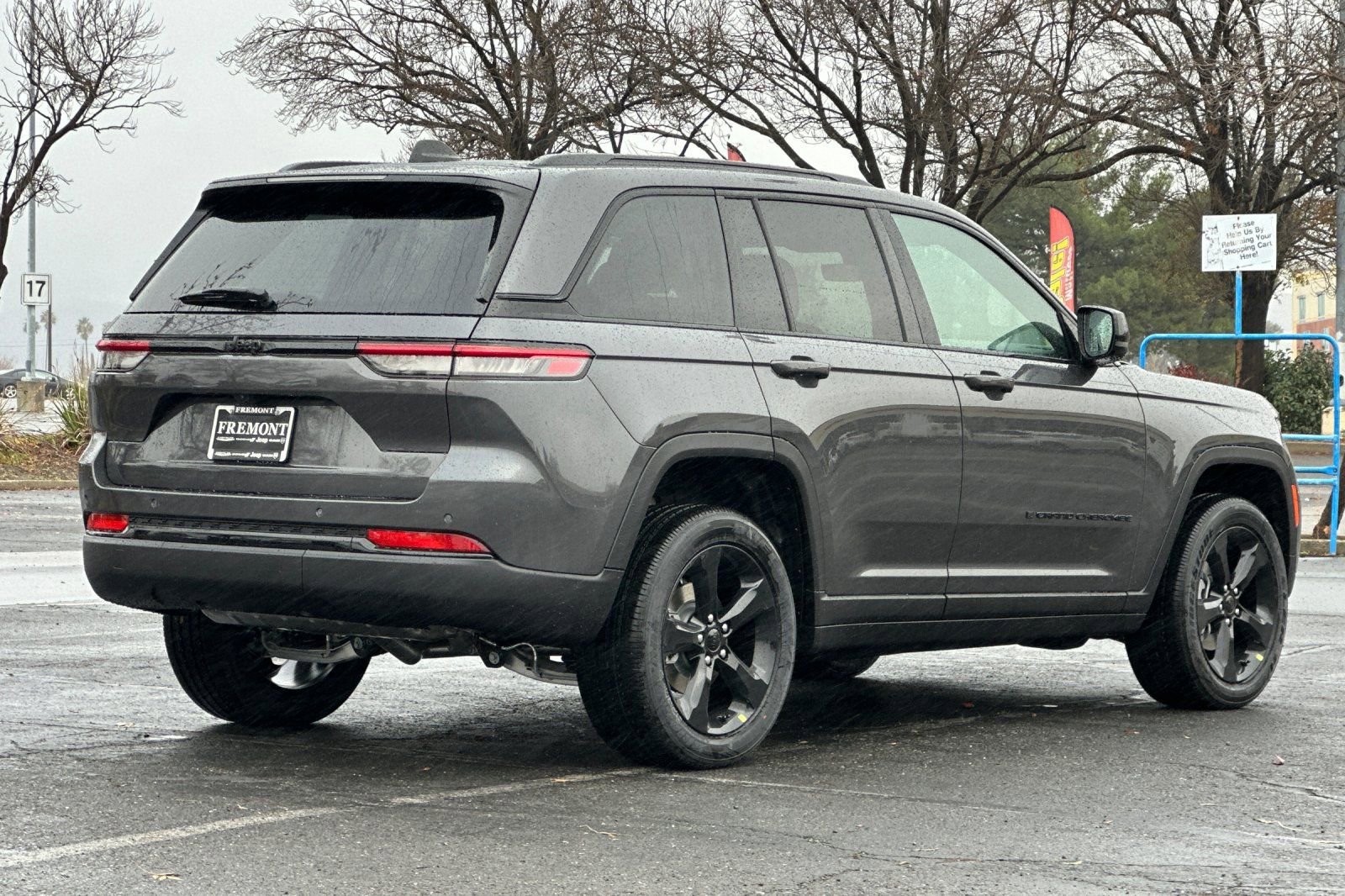 Used 2025 Jeep Grand Cherokee Altitude RWD image 3