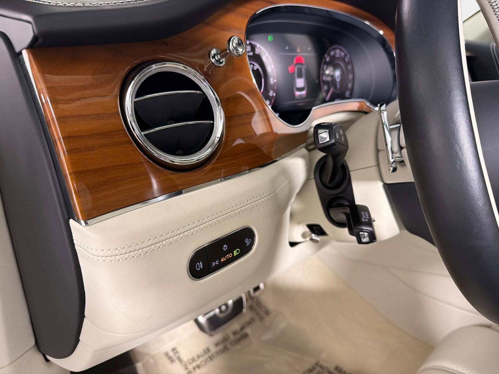 Used 2024 Bentley Bentayga Plug-In Hybrid image 42