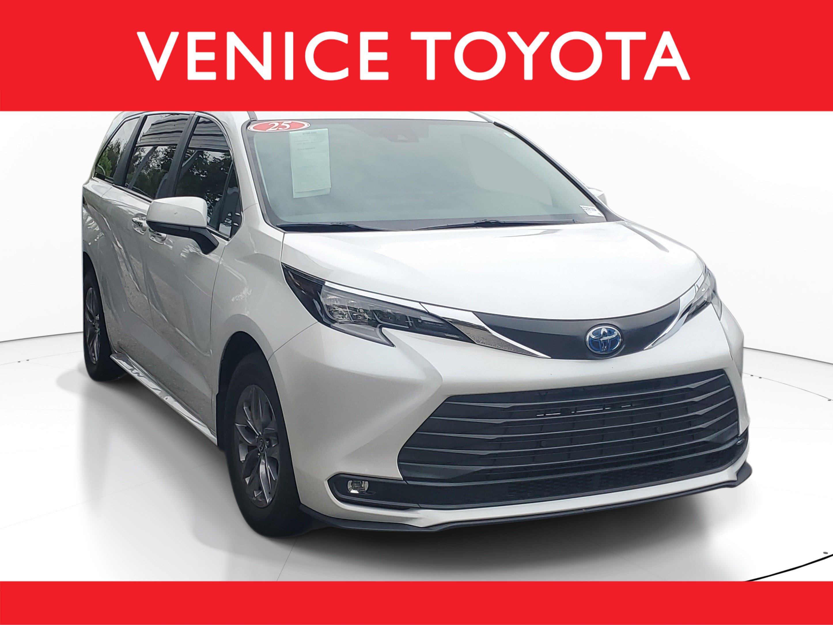 Used 2025 Toyota Sienna XLE FWD image 1