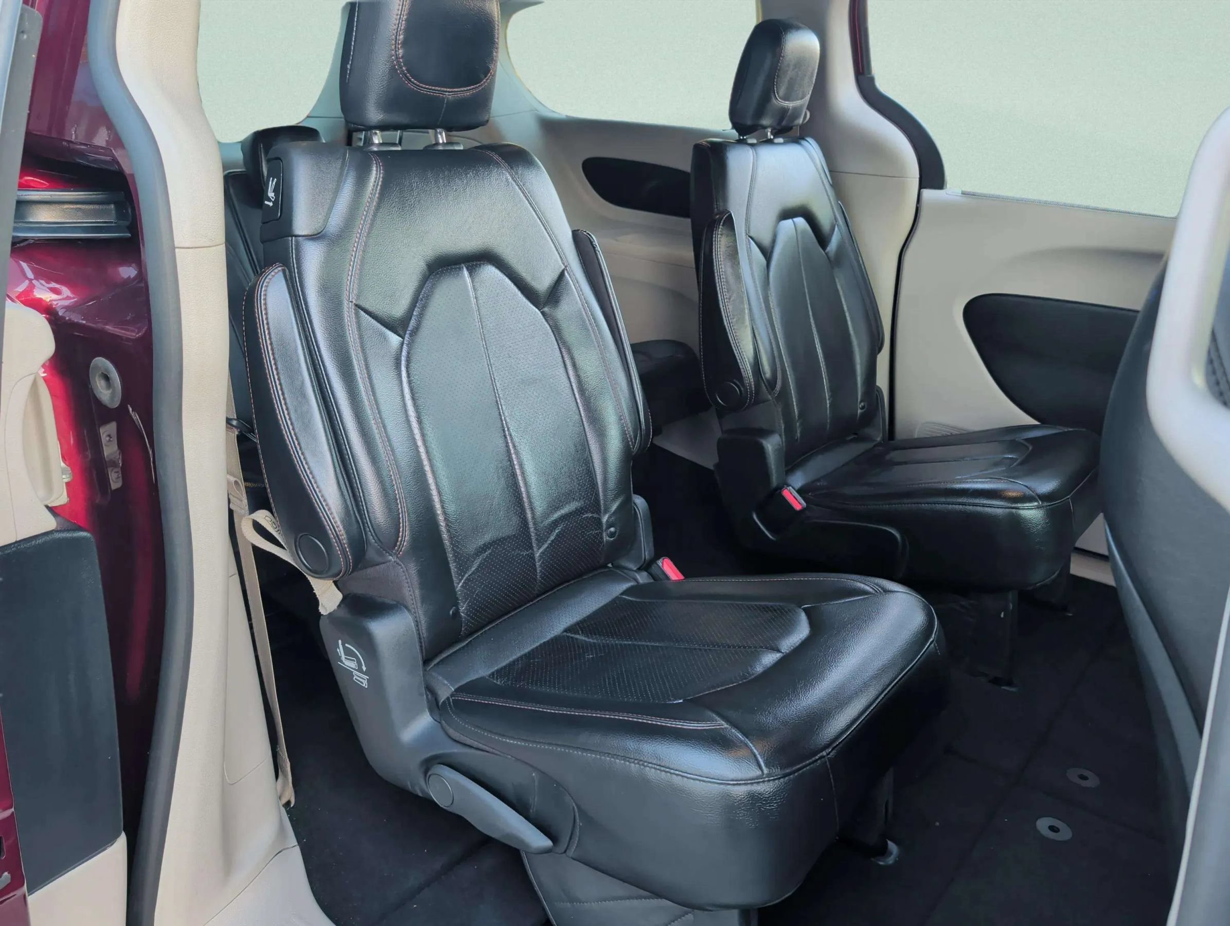 Used 2020 Chrysler Pacifica Touring-L FWD image 19