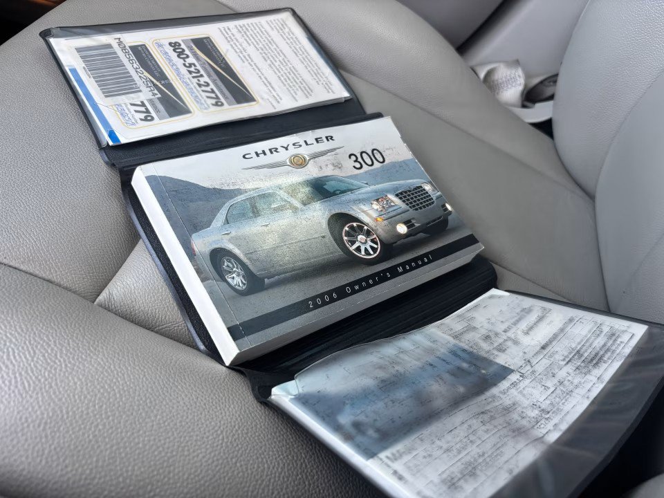 Used 2006 Chrysler 300 Touring RWD image 30