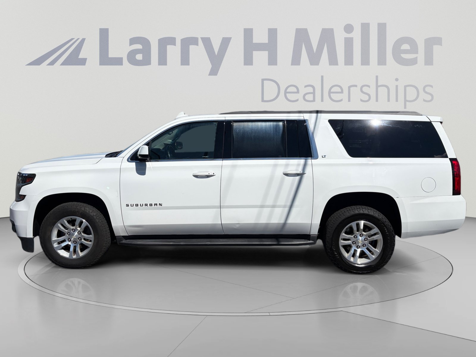 Used 2018 Chevrolet Suburban LT w/ Luxury Package AWD/4WD image 2