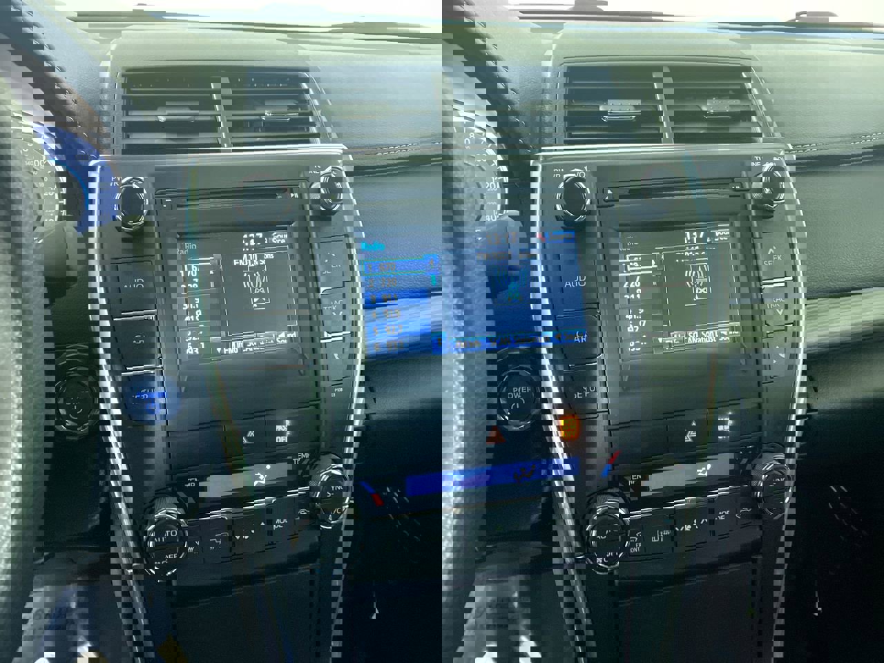 Used 2015 Toyota Camry LE image 4